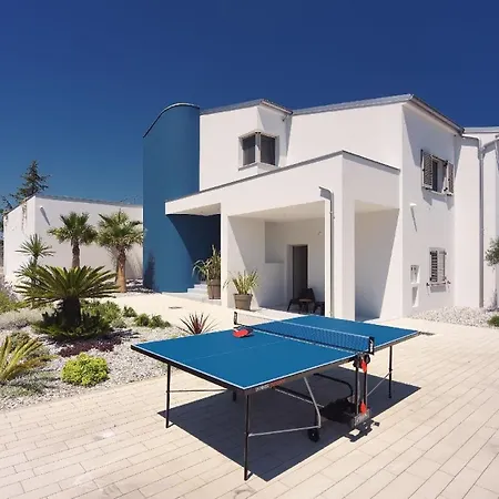 Moderne Mit Pool Und Meerblick, Klimaanlage Und Wifi Fuer 10 Personen